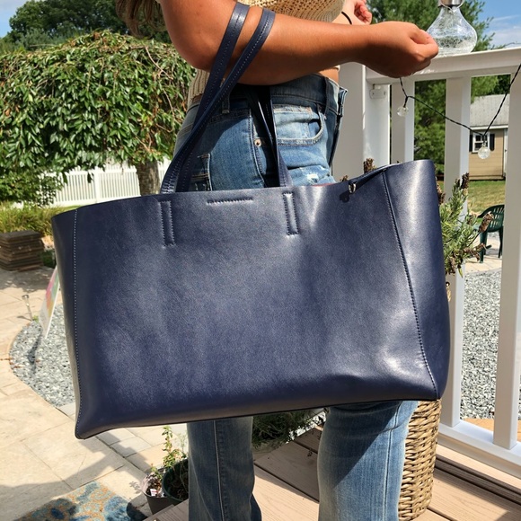 Banana Republic Handbags - Banana republic 100% leather tote